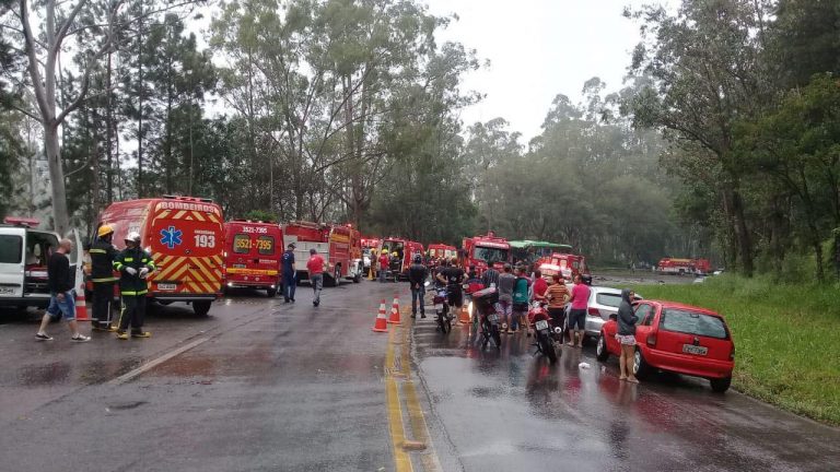Colisão entre carreta e ônibus