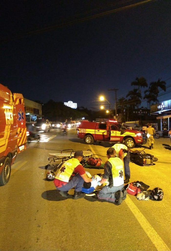 Acidente na rodovia envolve duas motos e um veículo 