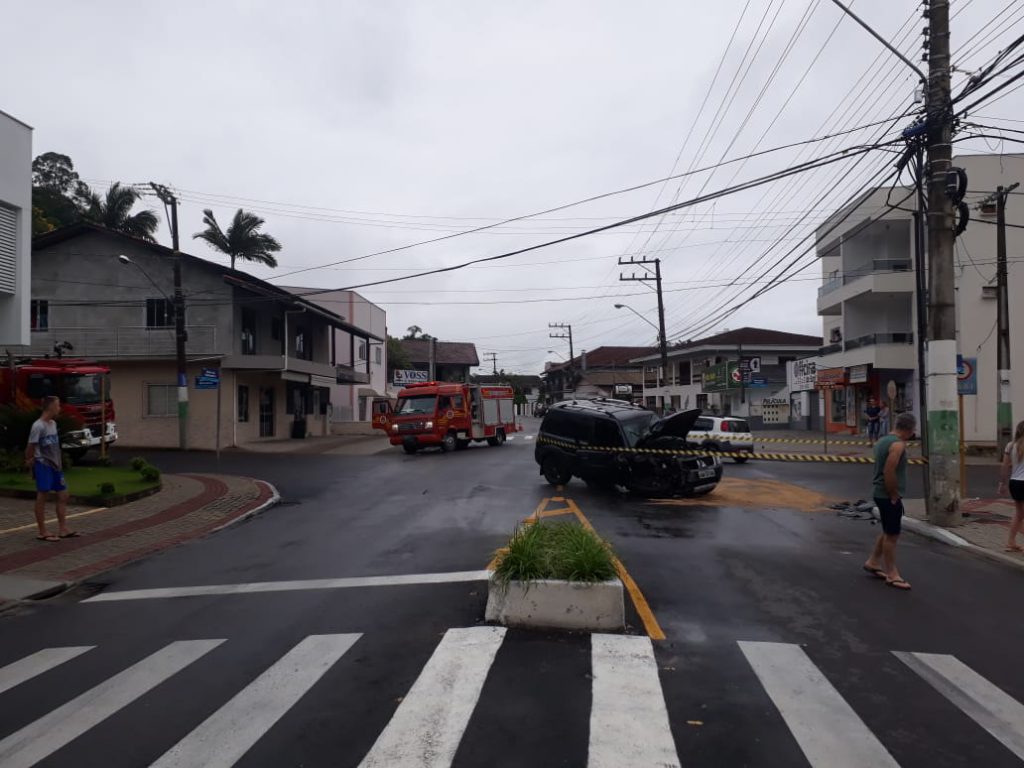 Caminhonete bate em poste na rua Sete de Setembro