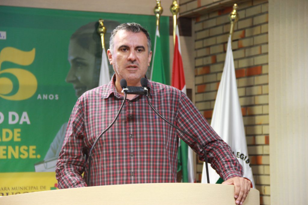 Alessandro Simas na tribuna da Câmara