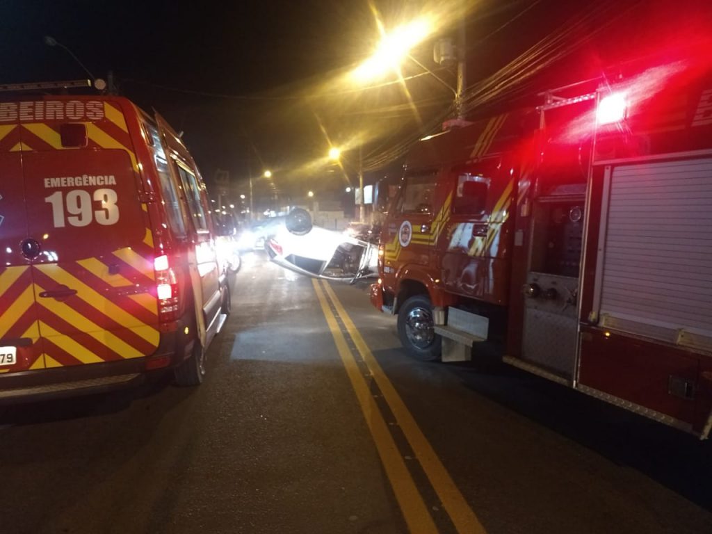 olisão na rua Sete de Setembro termina em capotamento
