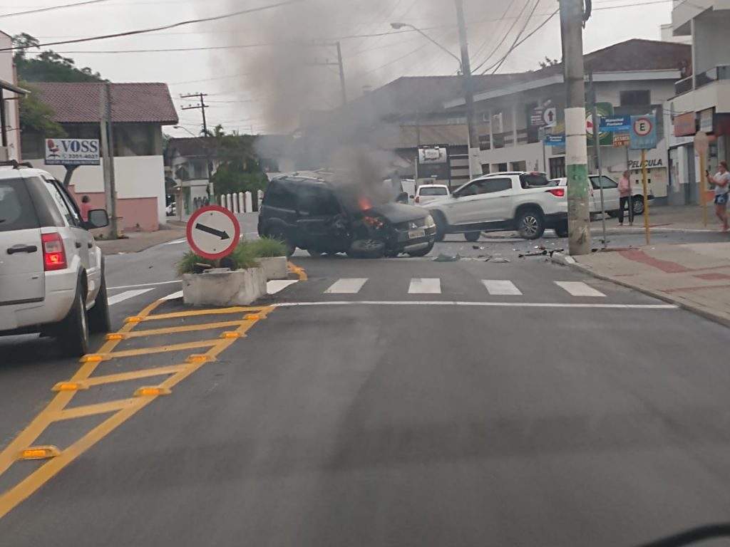 Caminhonete bate em poste na rua Sete de Setembro