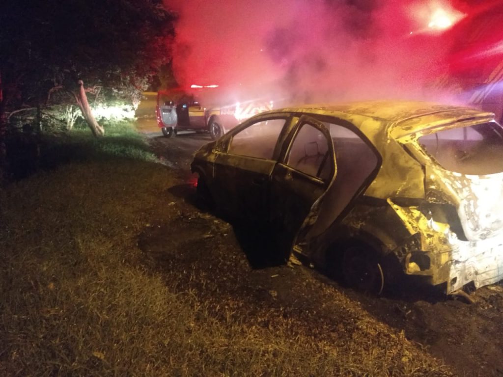 Em noite agitada, PM prende três assaltantes, que atearam fogo em veículo 