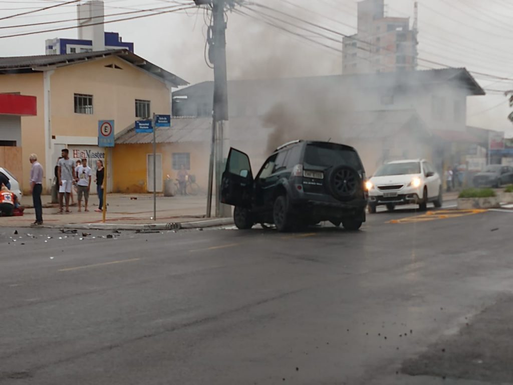 =Caminhonete bate em poste na rua Sete de Setembro