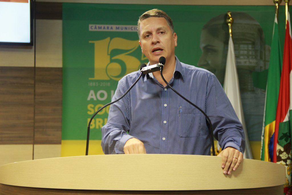 Jean Pirola na tribuna da Câmara