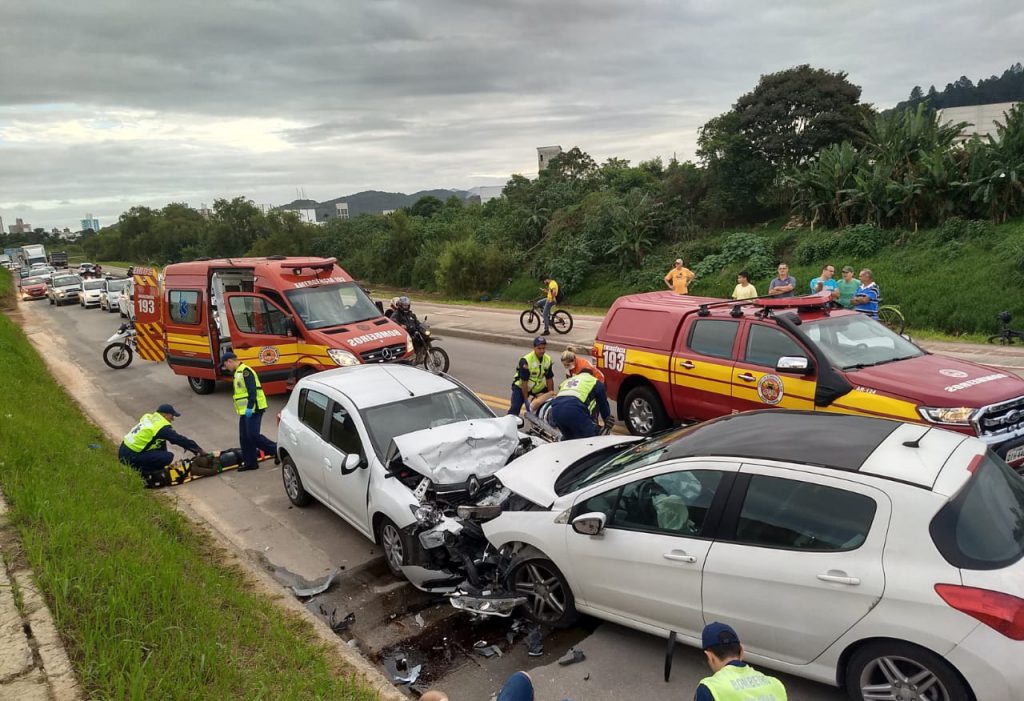 Carros colidem de frente na Avenida Beira Rio (Foto: Corpo de Bombeiros)