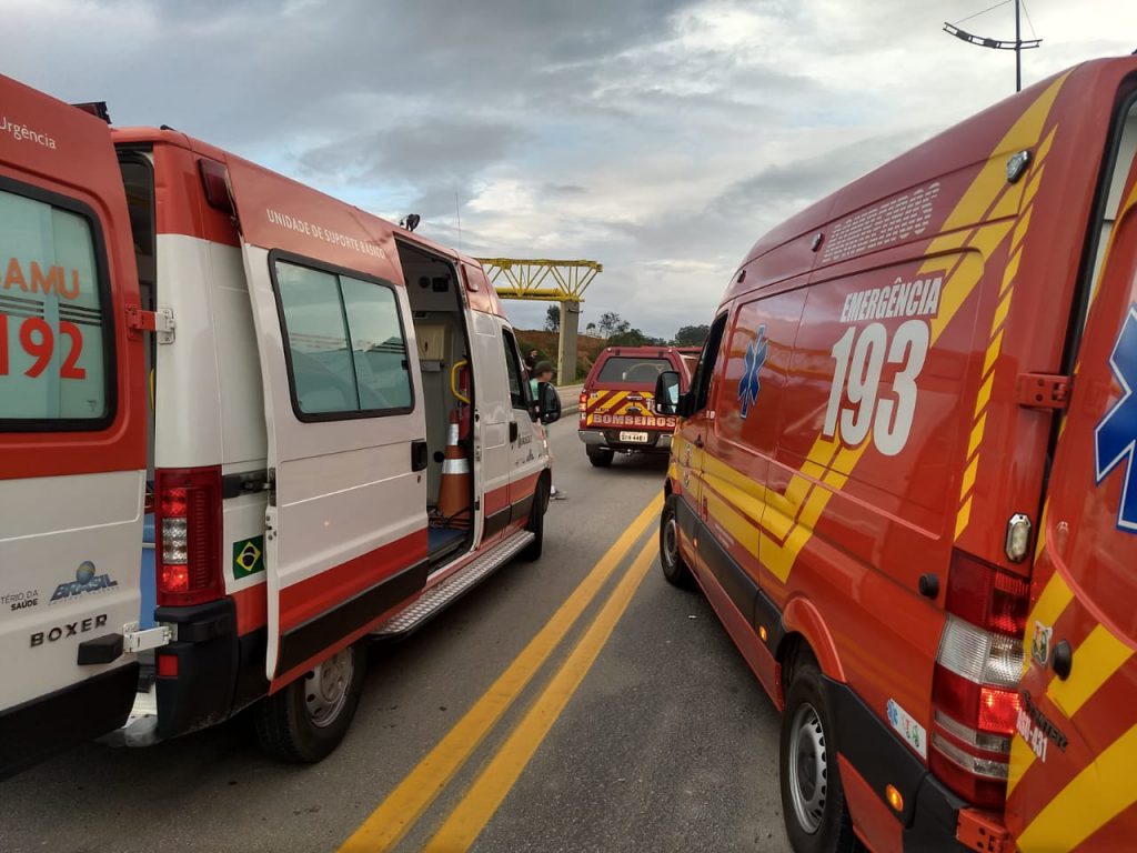 Carros colidem de frente na Avenida Beira Rio 