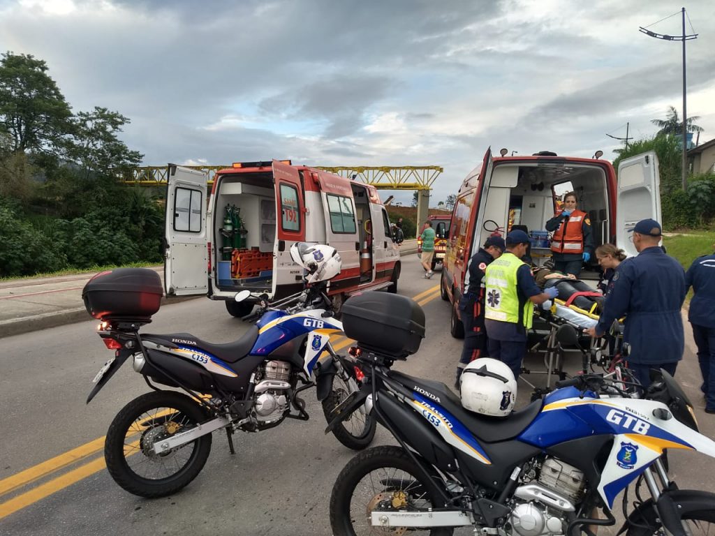 Carros colidem de frente na Avenida Beira Rio 