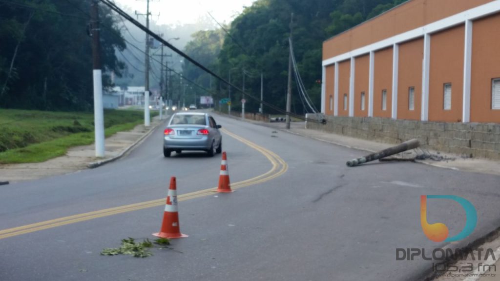 Carro derruba poste na curva da Avenida Primeiro de Maio 