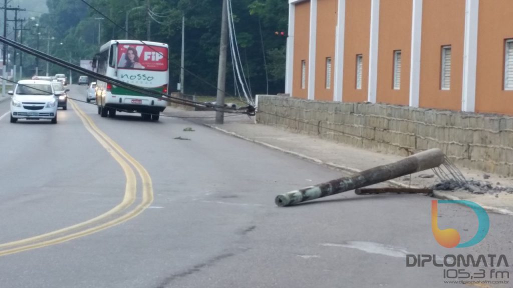 Carro derruba poste na curva da Avenida Primeiro de Maio 