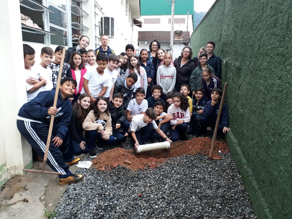 Capsula do tempo dos alunos do 5º ano que será aberta em 2026, no ano de formatura dos estudantes (Foto/Divulgação)