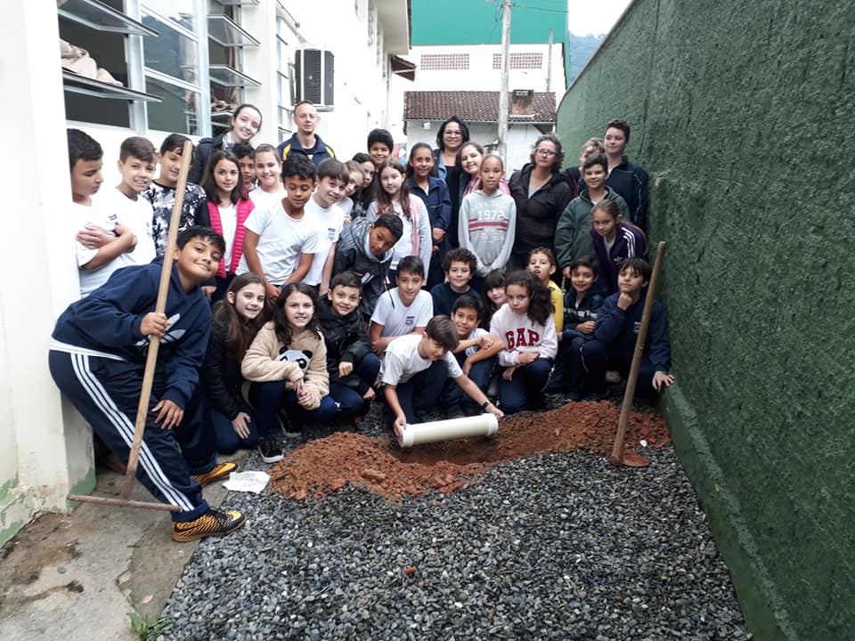 Capsula do tempo dos alunos do 5º ano que será aberta em 2026, no ano de  formatura dos estudantes (Foto/Divulgação) 