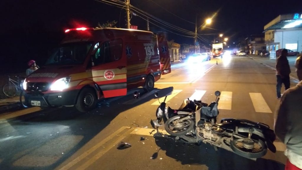 Colisão na rua São Pedro deixa duas pessoas feridas