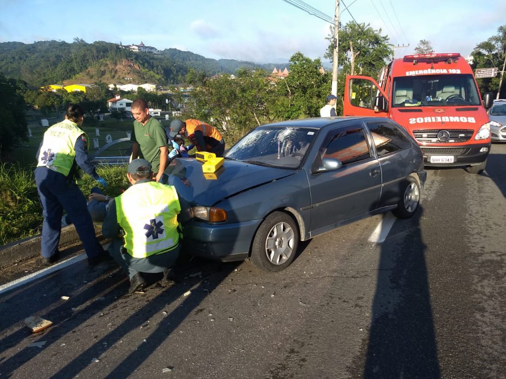 Carro e caminhão colidem na rodovia Antônio Heil, no Centro 2