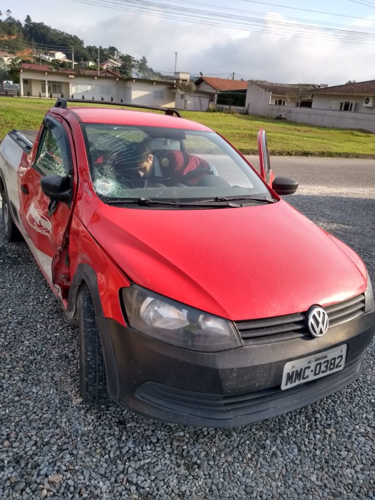 Colisão carro e moto foi registrada na Rua Ludovico Merico (Foto: Divulgação/Corpo de Bombeiros)