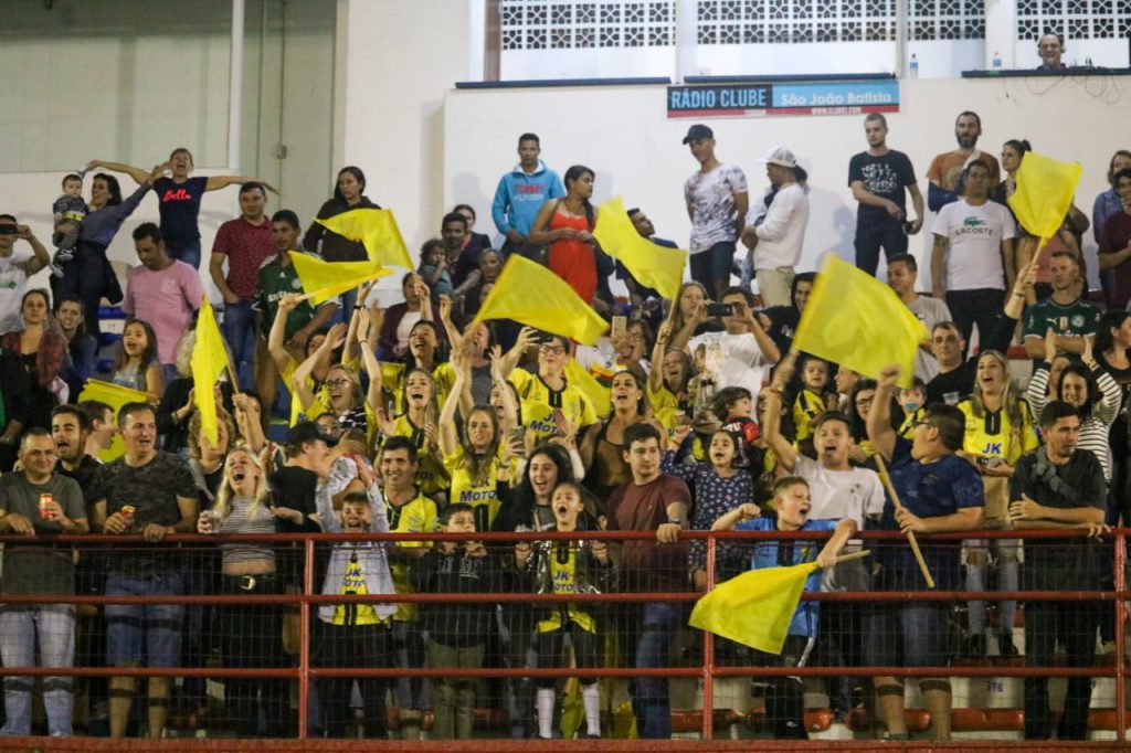 Finais do municipal de futebol amador no estádio Augusto Bauer (Fotos: Secom)