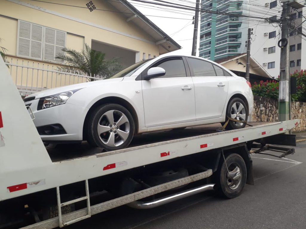 Carro conduzido pelo suspeito foi apreendido pela PM (Foto: José Acácio/Rádio Araguaia)