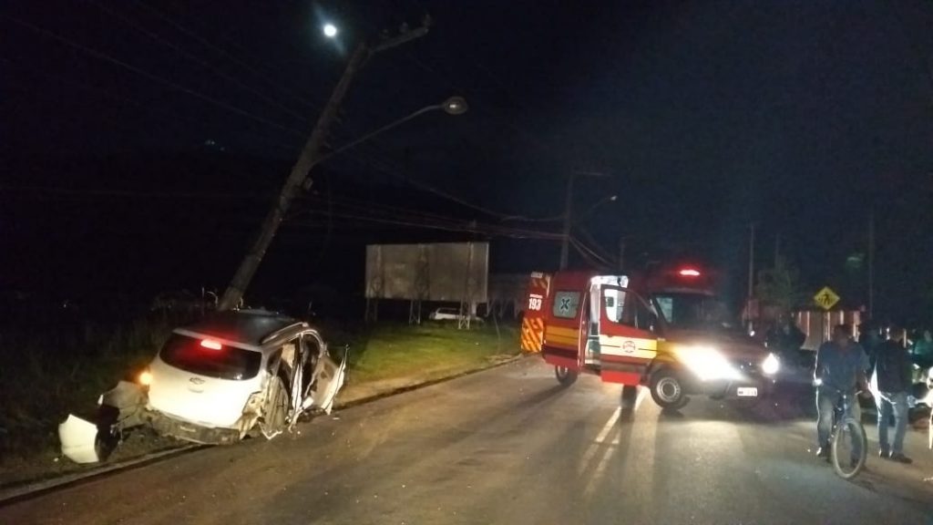 Carro atinge dois postes e deixa região central de Guabiruba sem energia (Foto: Corpo de Bombeiros) 