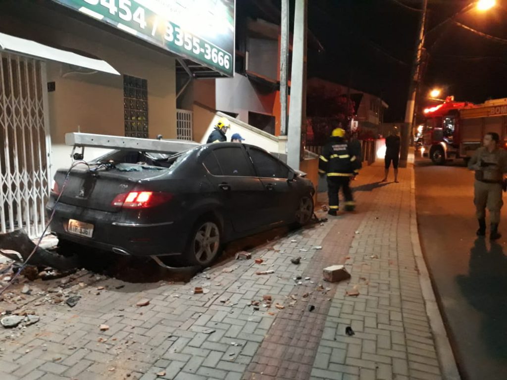  Carro arranca poste com fiações no bairro Santa Terezinha 