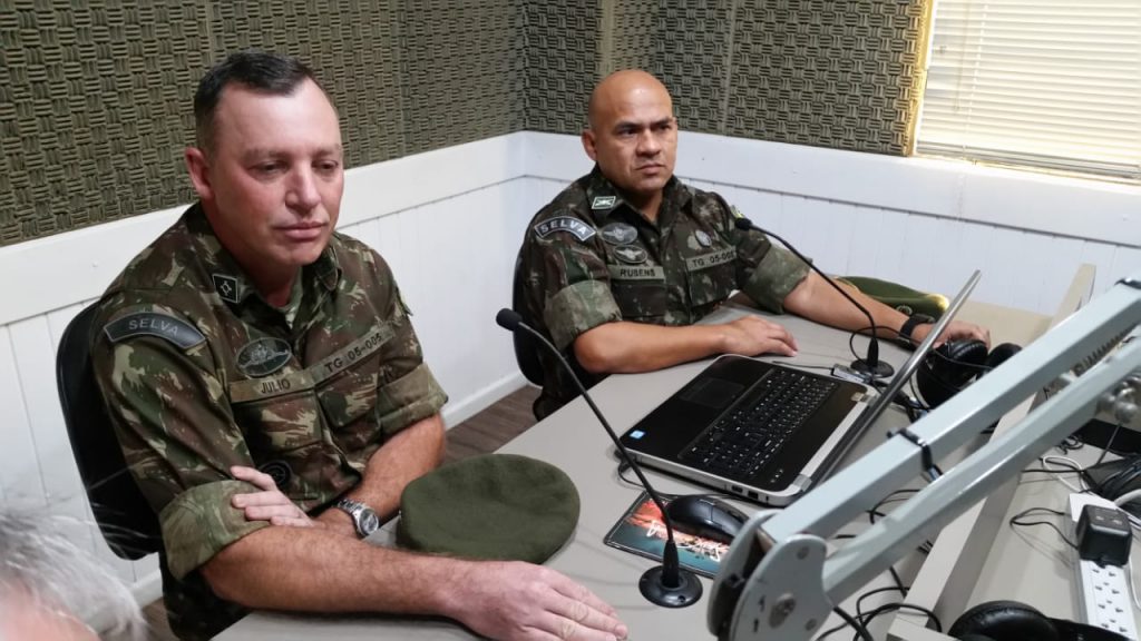 Subtenentes Rubens Justiniano Evangelista e Júlio André Rech, do Tiro de Guerra de Brusque, no Jornal da Diplomata.