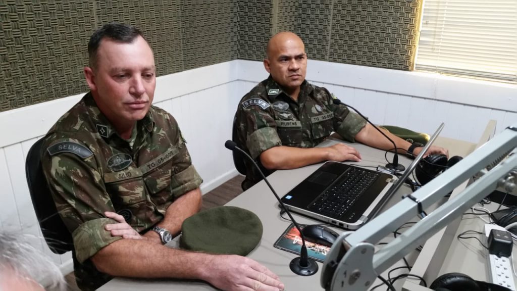 Subtenentes Rubens Justiniano Evangelista e Júlio André Rech, do Tiro de Guerra de Brusque, no Jornal da Diplomata. 