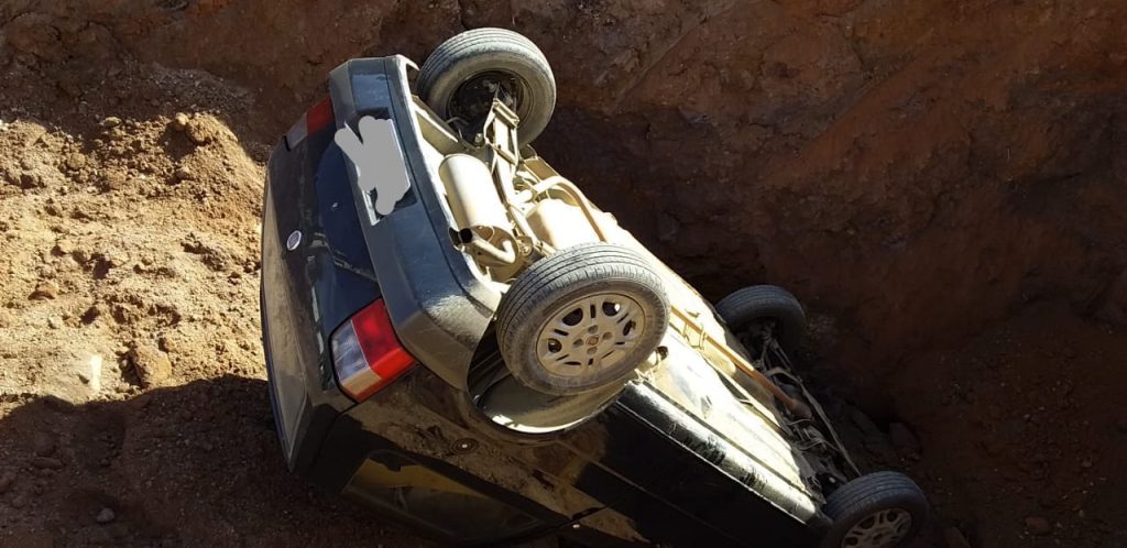 Carro cai em buraco de obra no bairro Águas Claras