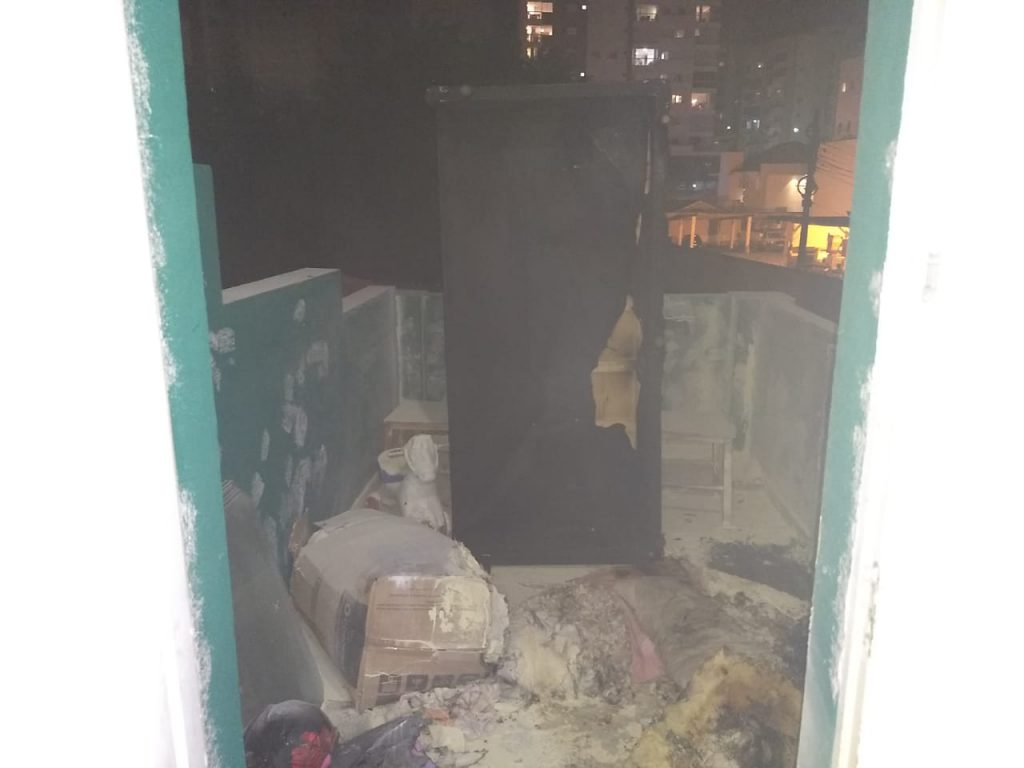 Incêndio em colchão de um grande susto a uma família na noite de sábado no Centro de Brusque (Foto: Corpo de Bombeiros)