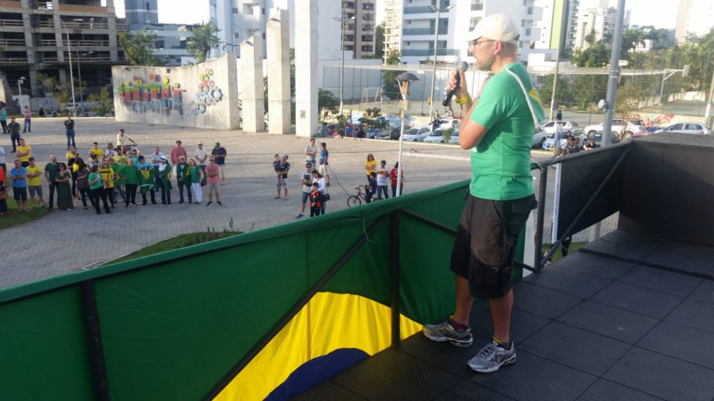 Ronald Kamp, um dos líderes do ato fala ao público sobre os temas do movimento (Foto: Diplomata FM)