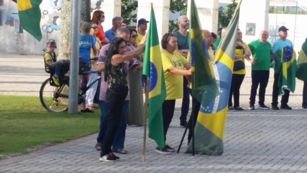 Um ato pró-reformas foi realizado em Brusque na tarde deste domingo, 30.