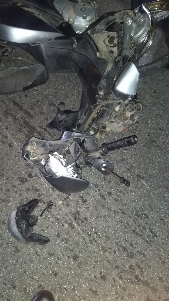 Condutor da motocicleta faleceu no hospital após colisão com veículo na rua Maximilano Furbringer (Foto: Corpo de Bombeiros)