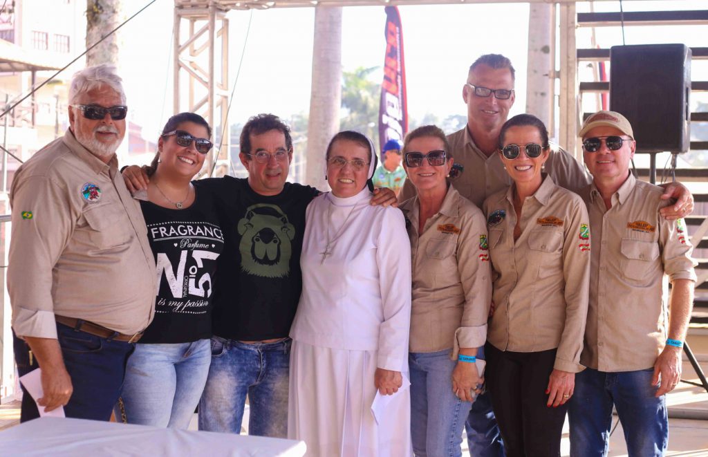 Comissão organizadora e representantes do Hospital Azambuja em ato para doação de mais um equipamento para unidade hospitalar (Foto: Assessoria de Imprensa)