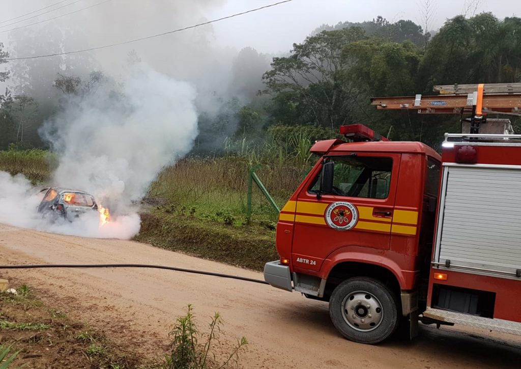 Incendio em carro