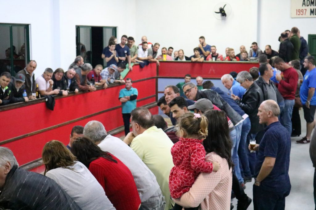 A cancha da Sociedade Angelina foi tomada pelas duas torcidas que acompanharam até a madrugada a decisão (Foto: Secom)