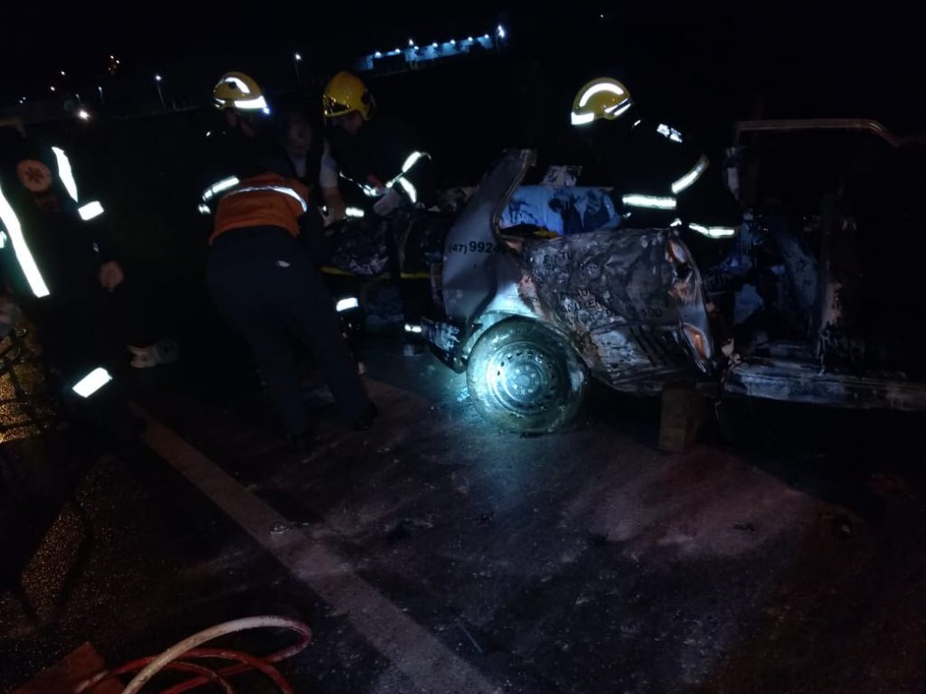 Corpo de Bombeiros e o Samu atenderam grave acidente na madrugada desta terça-feira, 2 (Foto: Corpo de Bombeiros)