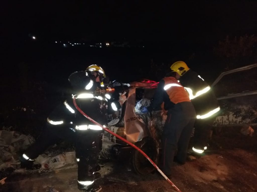 Bombeiros utilizaram equipamentos de cortes para que a equipe de socorro pudesse remover o passageiro