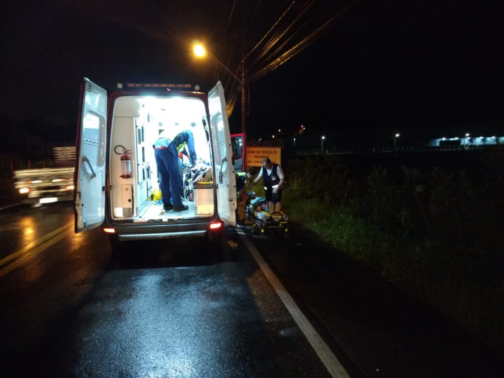 O acidente mobilizou duas ambulâncias, uma do Corpo de Bombeiros e outra do Samu