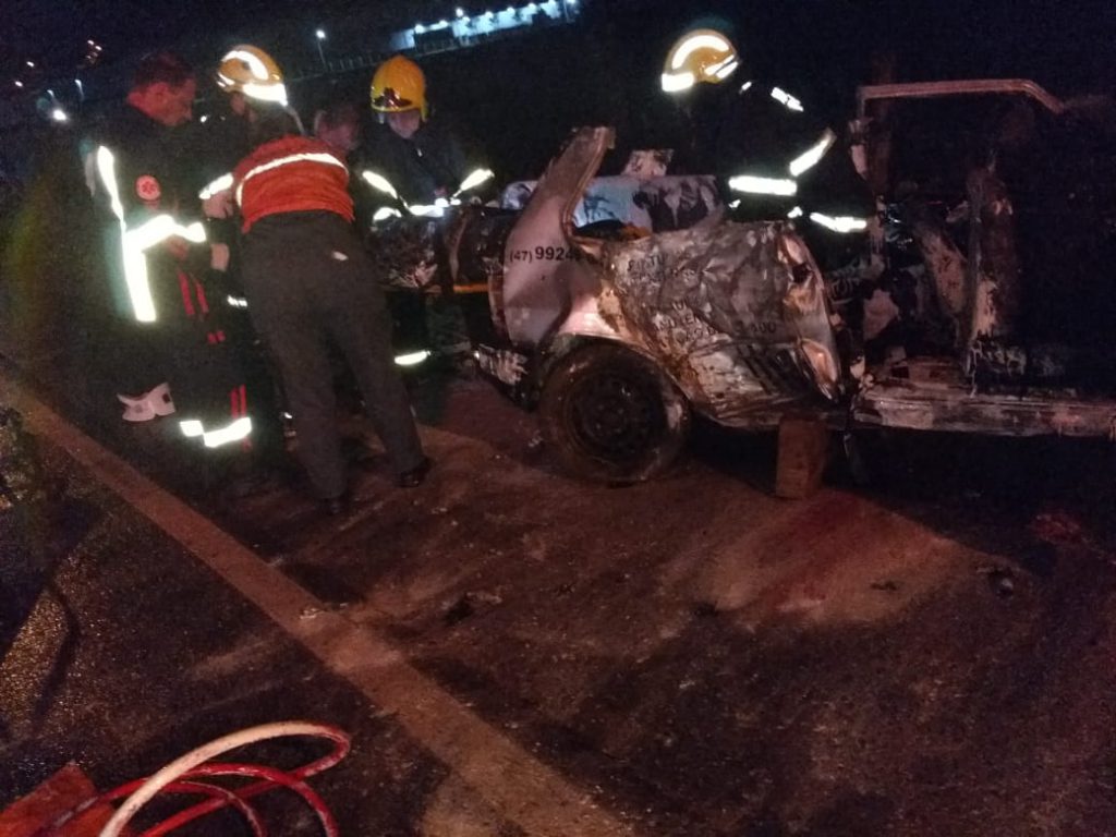 Na madrugada, carro com cinco ocupantes sai da pista e bate em poste (Foto: Corpo de Bombeiros)