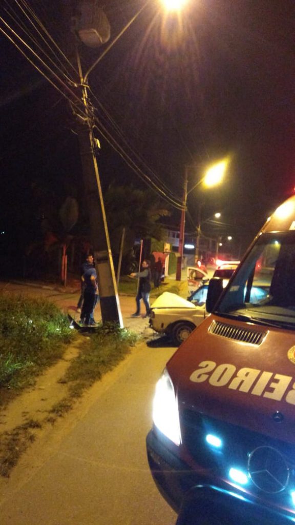 Carro bate em poste na Rua Guabiruba Sul