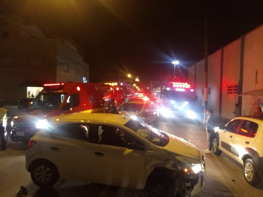 Colisão resultou em capotamento, por volta das 18h12 desta terça-feira no bairro Santa Terezinha (Foto: Corpo de Bombeiros)