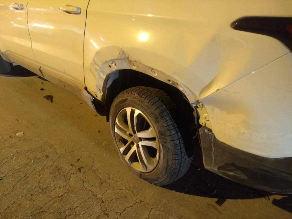 Carro capota ao bater em veículo estacionado (Foto: Corpo de Bombeiros)