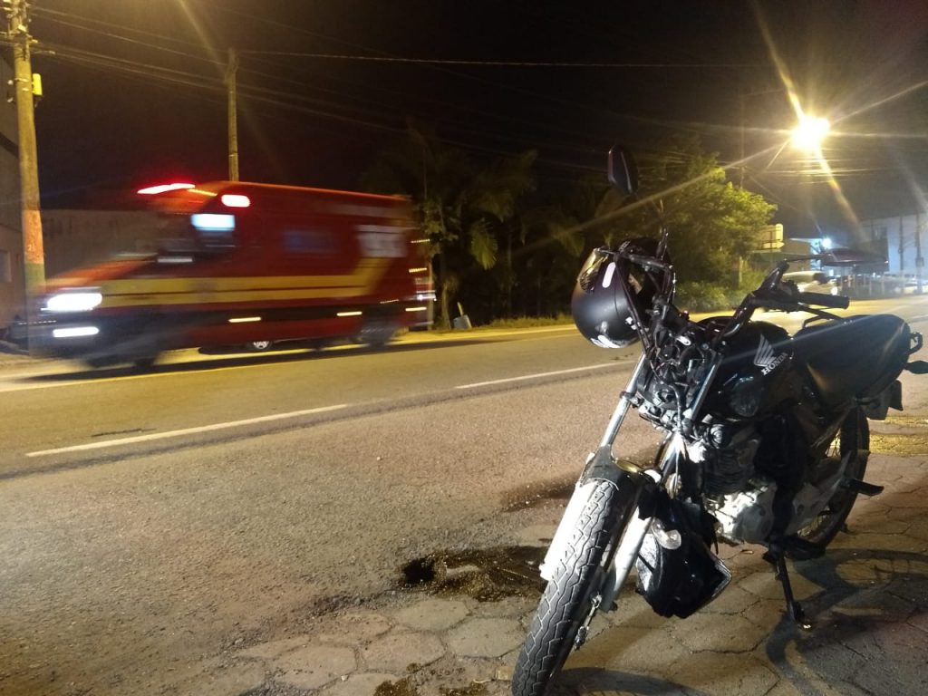 O condutor da moto, de 20 anos e o passageiro de 18 anos sofreram escoriações pelo corpo. 