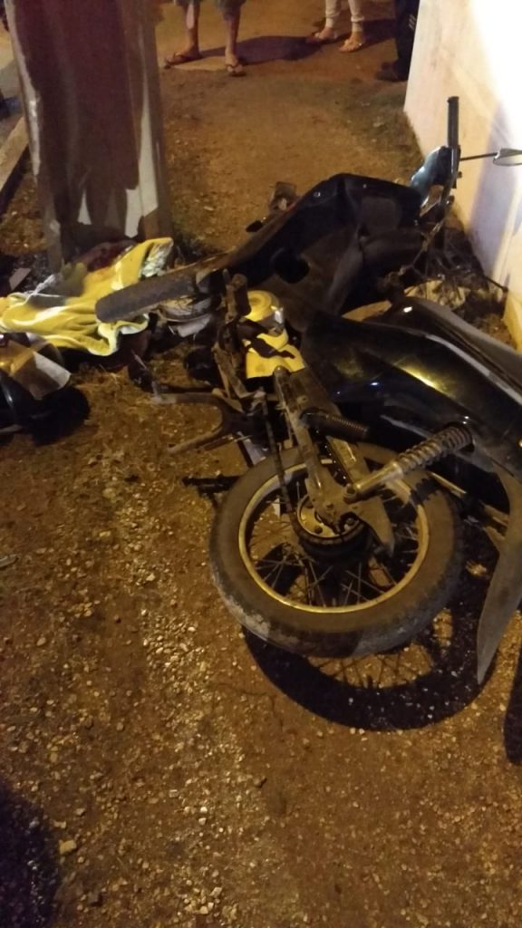 Moto bate em poste na rua Padre Antônio Eising