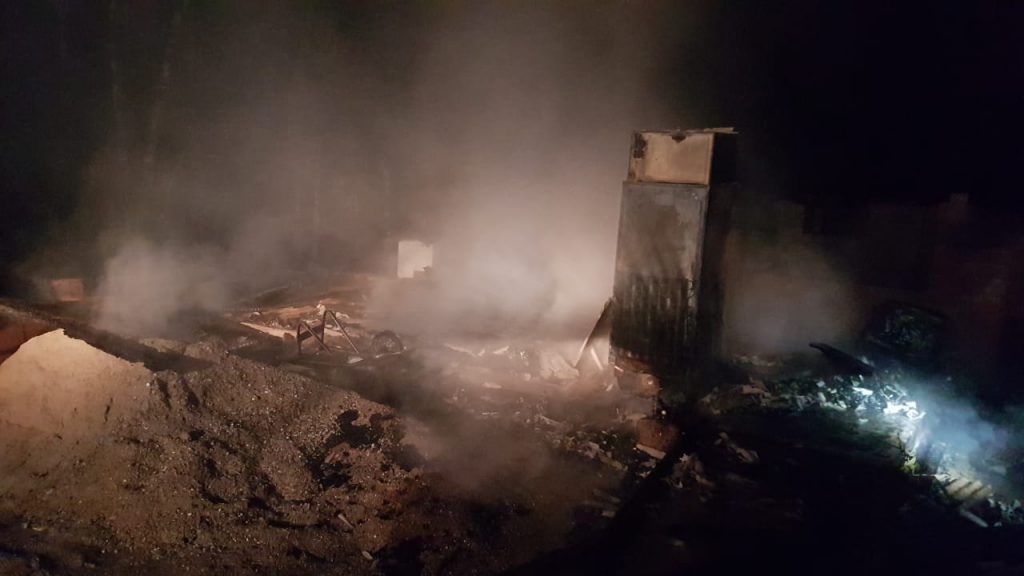 Bombeiros combatem incêndio em residência no bairro São Pedro