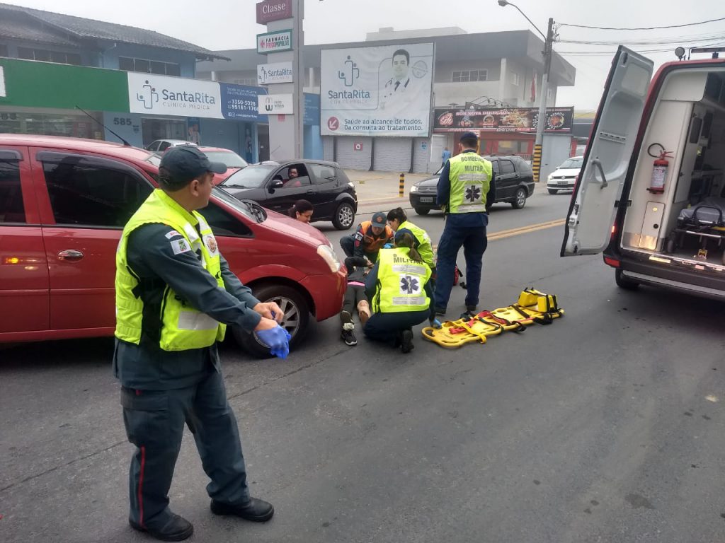Colisão carro e bicicleta fere mulher na Rua Sete de Setembro