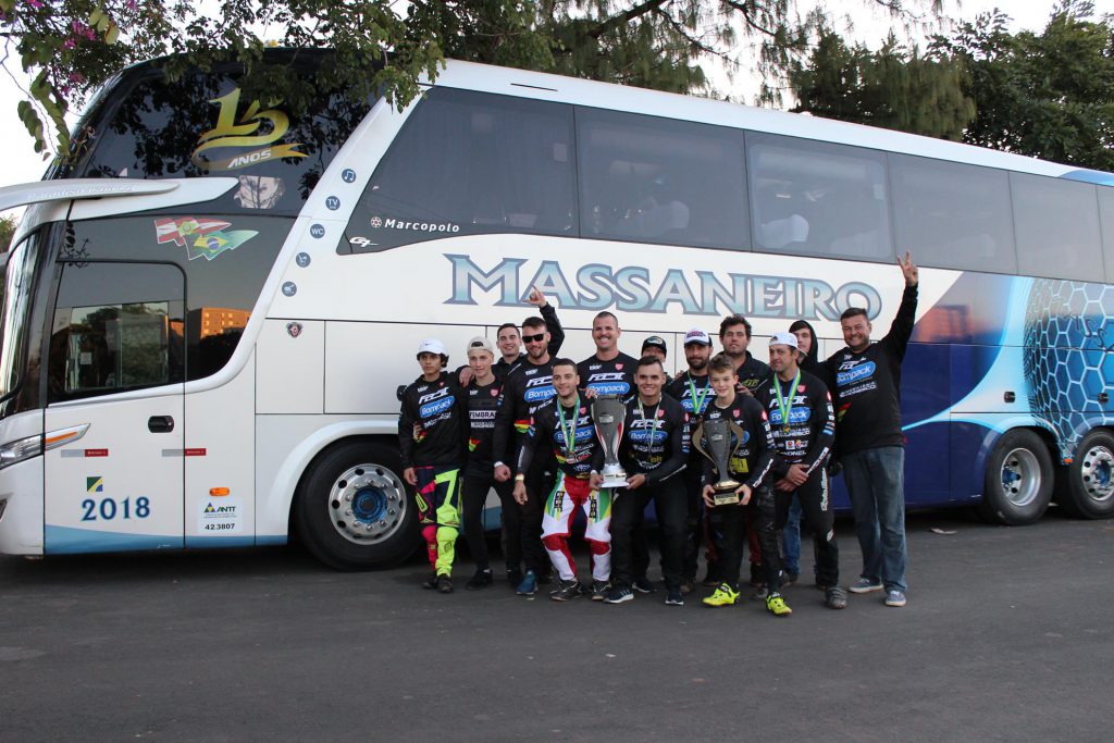 Delegação da equipe BBF que esteve no Campeonato Brasileiro de BMX em Paulínia-SP (Foto: Divulgação/BBF)