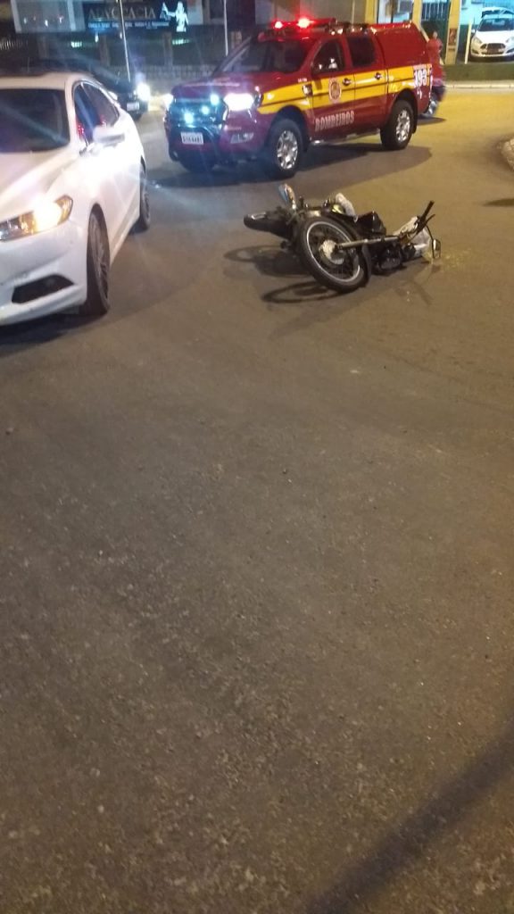 Carro e moto colidem na Rua 7 de Setembro