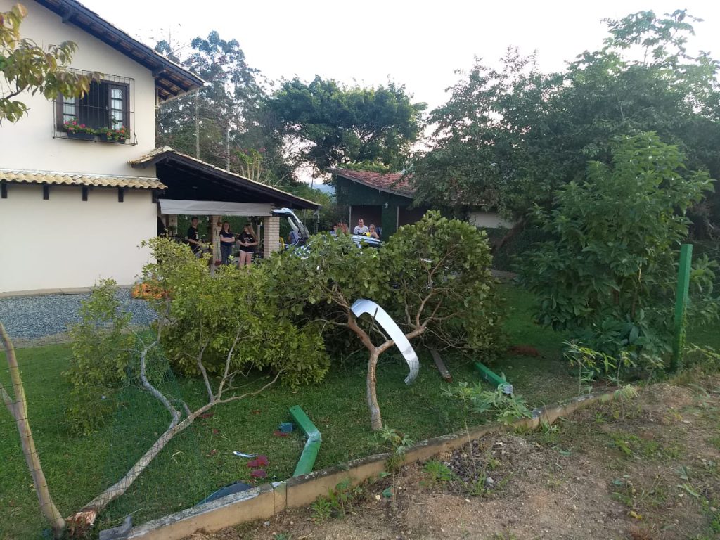 Carro sai pista e invade terreno de residência no Maluche