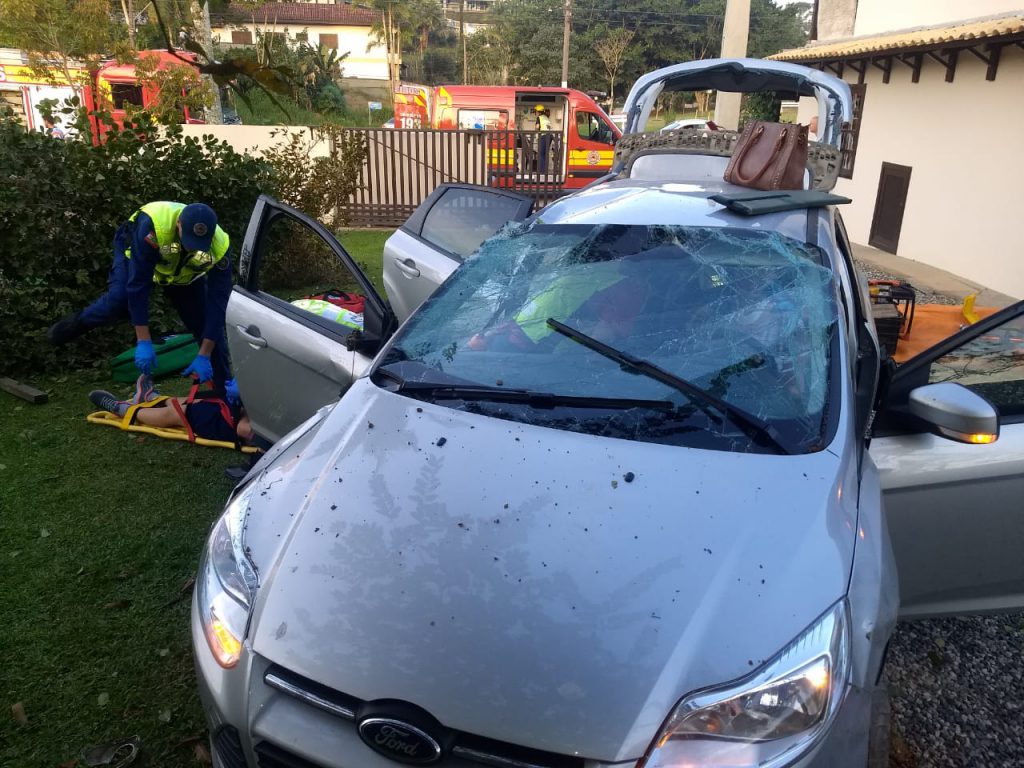 Acidente ocorreu na rua Francisco Sassi, no bairro Jardim Maluche. no final da tarde desta sexta-feira, 9.