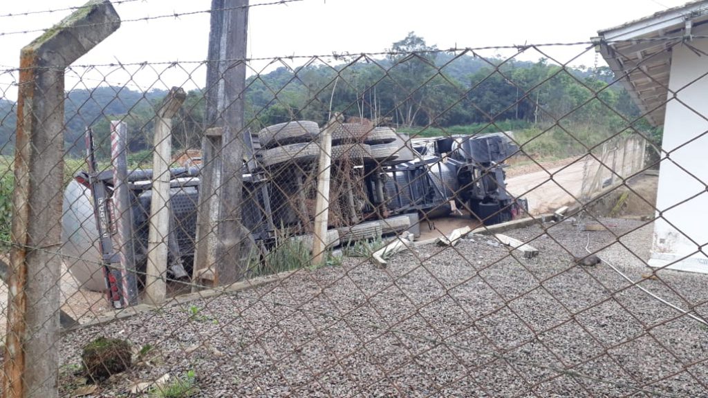 Caminhão reboque tanque tomba no bairro Bateas