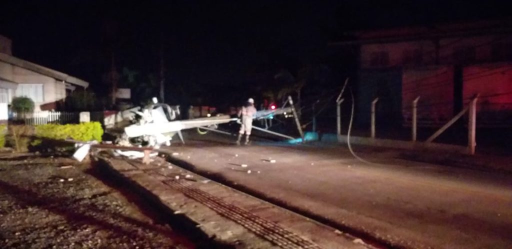 Picape bate em poste na Rua Itajaí (Foto: Corpo de Bombeiros)